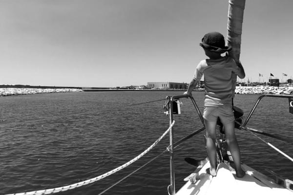 Enfant à l'avant d'un bateau à voile