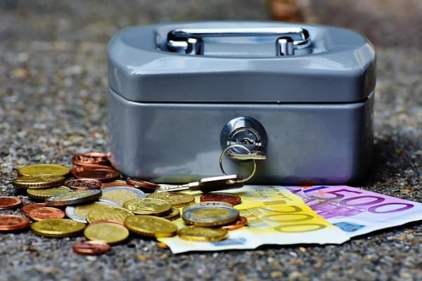 Billets en pièces de monnaie posés par terre