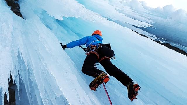 Alpiniste gravissant un glacier