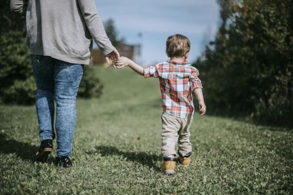 Femme tenant un enfant par la main