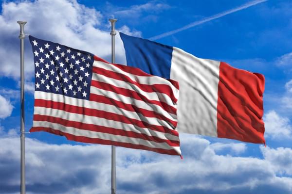 Drapeaux français et américains flottant côte à côte