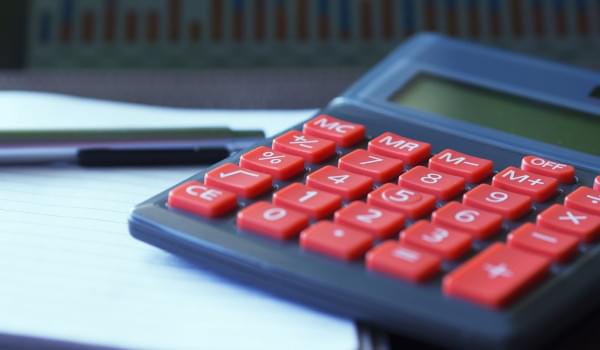 Calculatrice posée sur un bureau