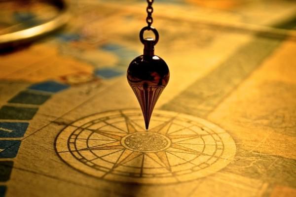 Pendule au dessus d'une rose des vents