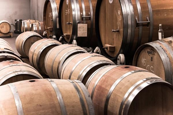 Fûts de vin dans une cave
