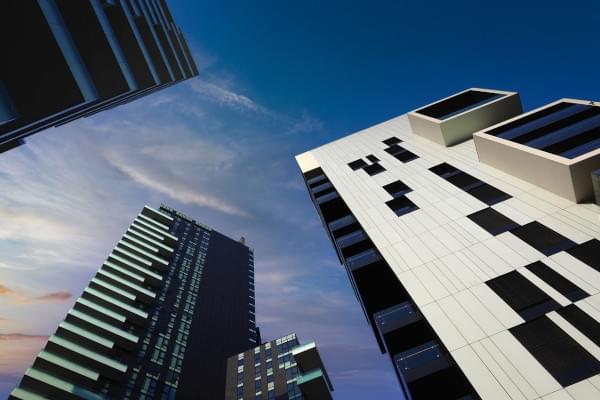 Vue en contre-plongée de buildings