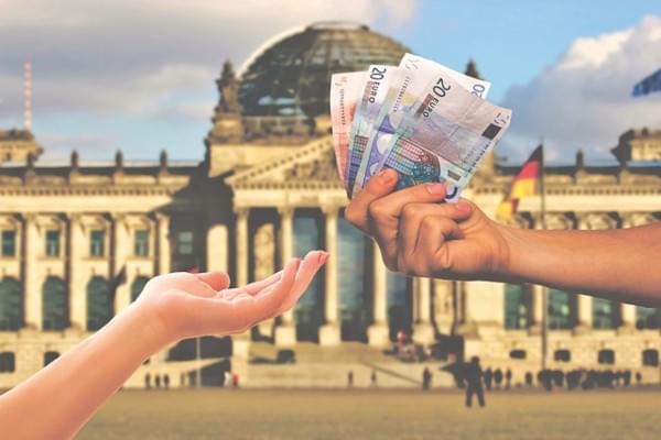 Echange d'argent devant une banque