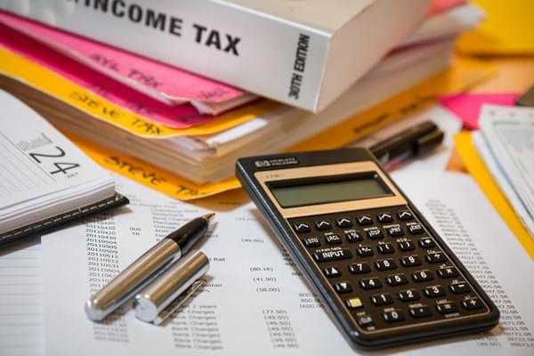 Calculette et manuel d'impôts posés sur une table