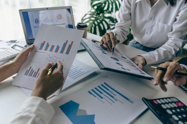 Personnes étudiants des graphiques sur une table